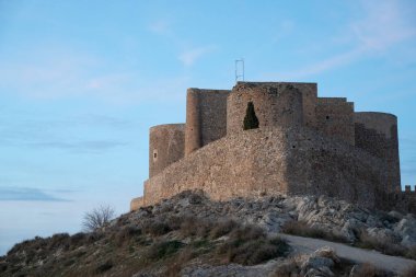 İspanya 'nın Toledo kentindeki Consuegra Kalesinde Gün Batımı