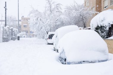 Filomena 2021 sırasında Madrid 'de kar fırtınası: Arabalar ve Sokaklar Karla Kaplandı