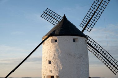 Consuegra, Toledo, İspanya 'da Sunset Yel Değirmenleri