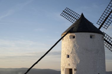 Consuegra, Toledo, İspanya 'daki Dusk' taki Majestic Yel Değirmenleri