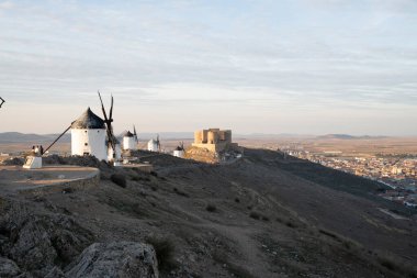Consuegra Yel Değirmenleri Renkli Günbatımına Karşı, Toledo, İspanya