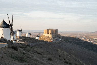 İspanya, Consuegra 'daki Dusk' ta Sahne Yel Değirmenleri