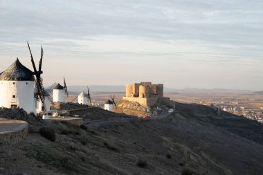 İspanya 'da Günbatımına Karşı Consuegra Yel Değirmenleri