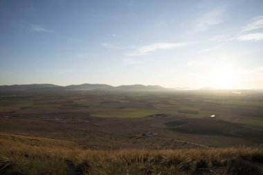 Consuegra, İspanya 'daki Yel Değirmenleri' nden Göz kamaştırıcı Gün Batımı