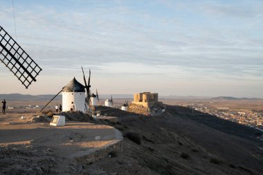 Consuegra, Toledo, İspanya 'da Akşam Işığı Yel Değirmenlerinin Üzerinde