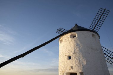 Consuegra, İspanya 'nın Yel Değirmenleri Üzerinde Gün Doğumu