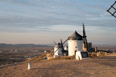 Consuegra 'nın görkemli yel değirmenleri, Toledo Alacakaranlık' ta.