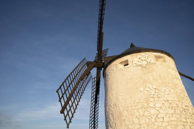 Consuegra, Toledo, İspanya 'nın İkonik Değirmenleri