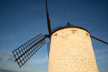 Consuegra 'nın Yel Değirmenlerini Keşfeden: Bir İspanyol Tarihi Taşı