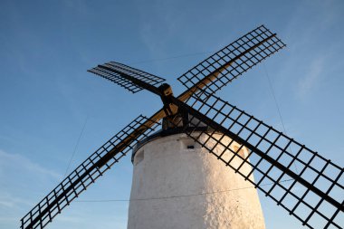 İspanya, Consuegra 'daki Dusk' ta Nefes Kesen Rüzgar Türbinleri