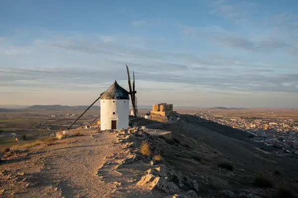 Consuegra 'nın İkonik Değirmenleri ve Tarlaları Ötesinde Görkemli Günbatımı, Toledo