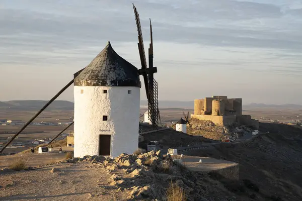 Consuegra 'nın Yel Değirmenleri ve Toledo Çiftliği' nden Büyüleyici Günbatımı Manzarası