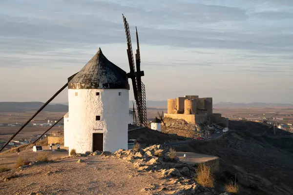 Consuegra, İspanya 'daki Tarihi Değirmenlerin Üzerinde Şaşılacak Gün Batımı