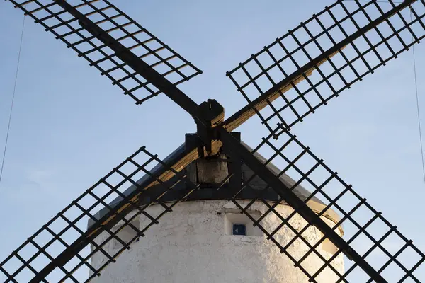 İspanya, Consuegra 'daki yel değirmenlerinden gün batımı görüntüsü