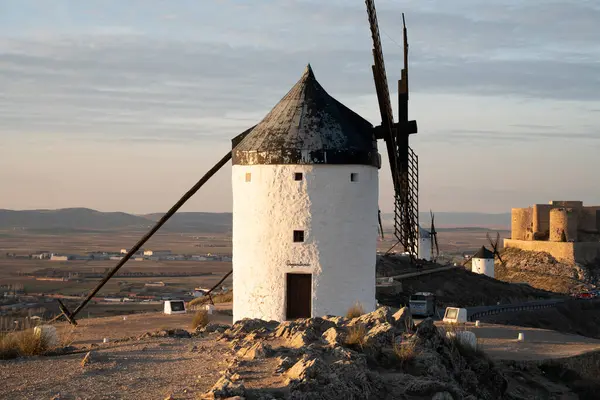 İspanya, Consuegra 'daki Majestic Windmill Günbatımı Manzarası