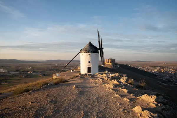 Consuegra 'nın Toledo' daki Yel Değirmeni Tarlaları Üzerinde Büyüleyici Gün Batımı