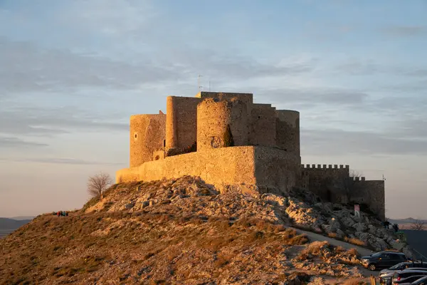 Consuegra 'nın İkonik Değirmenleri, Toledo, İspanya - Günbatımı Manzarası