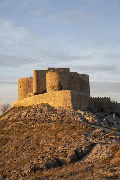Sunset 'teki Consuegra Şatosu - Toledo, İspanya' daki Görkemli Kale