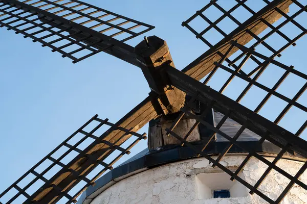 Consuegra, Toledo, İspanya 'da yel değirmenleri üzerinde gün batımı