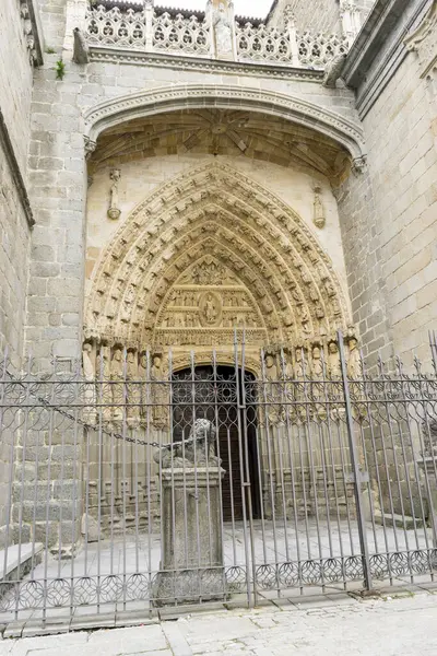 Avila Katedrali: Tarih ve Mimarinin Bir Harmanı