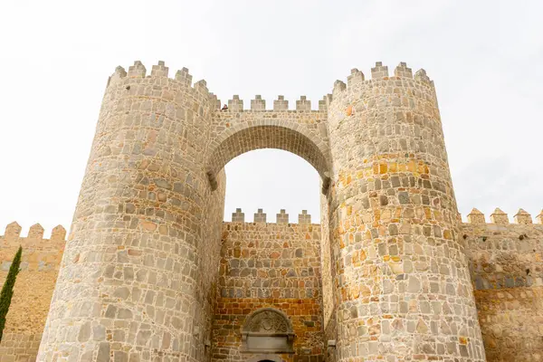 İspanya 'nın güzel Avila şehrini çevreleyen tarihi duvarlar