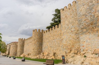Avila 'nın İspanya' daki güçlendirilmiş şehir surlarının Turist zenginliklerini keşfedin.