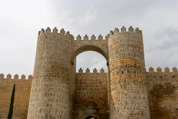 Avila 'nın Keşfi: Bir Ortaçağ Yerleşkesinin Duvarları