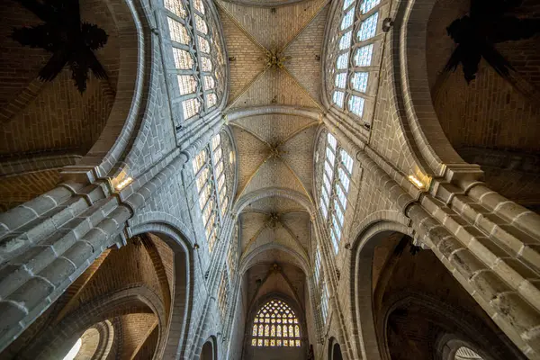 Kutsal Hafta Kutlamaları sırasında Avila Katedrali 'nin İç Görünümü