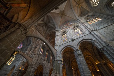 Avila Katedralinin İçindeki Gotik Güzelliği Keşfedin