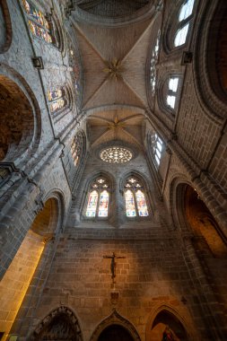 Gotik ve Romanca Elementlerle Avila Katedralinin İçi