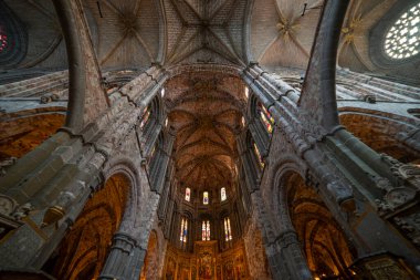 Tarihsel Kemerlerle Avila Katedralinin Büyüleyici İçi