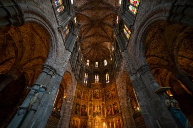 Avila 'daki Gotik-Romen Katedralinin Mimari Harikaları