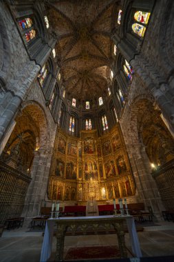 Avila Katedrali 'nin Büyüleyici Gotik ve Romansı Kemerleri