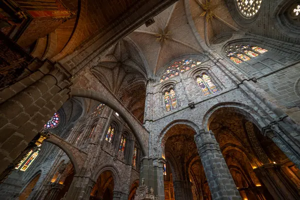 Avila Katedralinin İçindeki Gotik Güzelliği Keşfedin