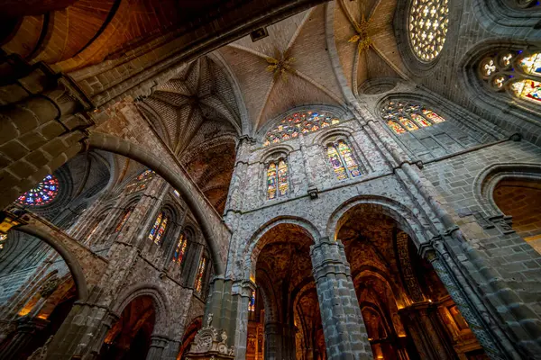 Avila Katedrali Kutsal Hafta İçi Dekorasyon ve Tapanlarla