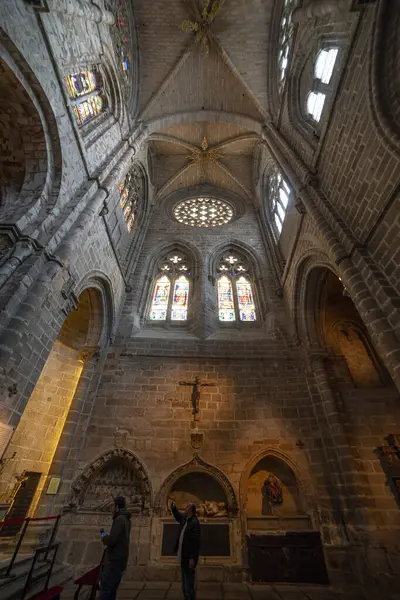 Avila Katedrali 'nin Karışık Mimari Biçimlerini Keşfedin