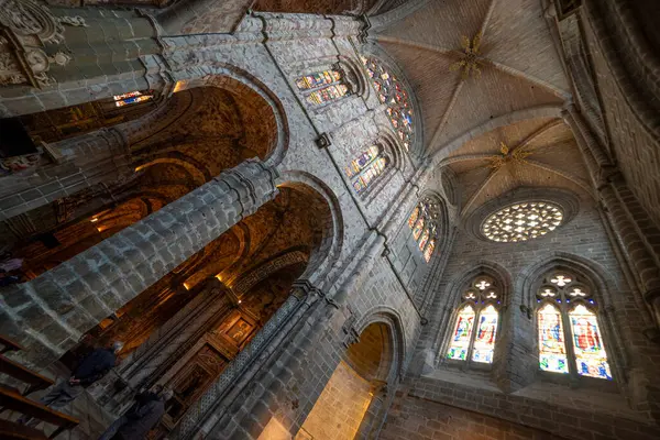 Avila Katedrali 'nin İçinin Mimari Görkemi