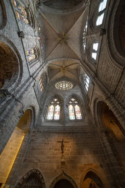 Gotik ve Romanca Elementlerle Avila Katedralinin İçi