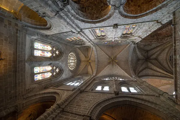 Avila Katedrali 'nin İçindeki Gotik ve Romansı Kemerler