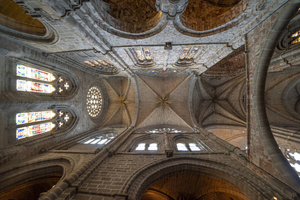 Величественный готический интерьер собора Авила