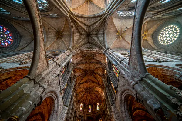 Avila 'nın Katedrali Kutsal Hafta İçin Dekore Edildi