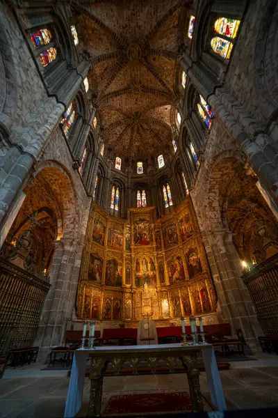 Avila Katedrali 'nin Büyüleyici Gotik ve Romansı Kemerleri