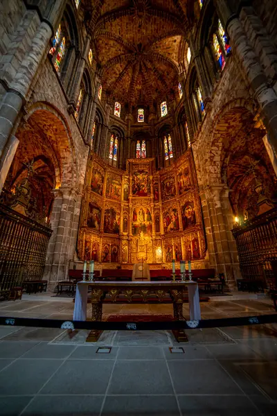 Kutsal Hafta Gözlemleri sırasında Avila Katedrali İçi