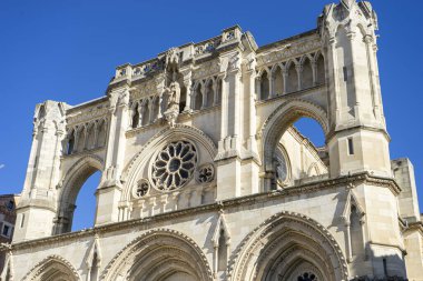 Güneşli bir günde İspanya Cuenca Katedrali 'nin Çarpıcı Cephesi