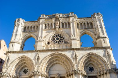 Cuenca Katedrali 'nin Güzel Cephesi, İspanya - Güneşli bir Gün Manzarası