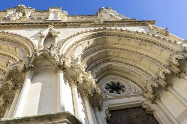 Cuenca Katedrali 'nin Parlak Güneş Işığı Altındaki Görünümü