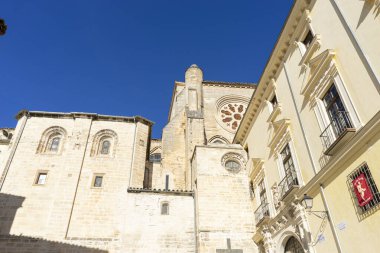 Güneşli bir günde İspanya 'daki Cuenca Katedrali Cephesi - Mimari Detay Fotoğrafçılığı