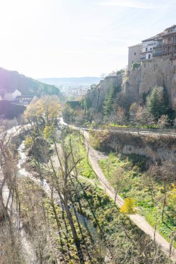 Cuenca, İspanya 'nın Sarkık Evlerinin Çarpıcı Manzarası