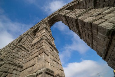 Segovia 'nın Görkemli Su kemeri Bulutlu Gökyüzüne Karşı