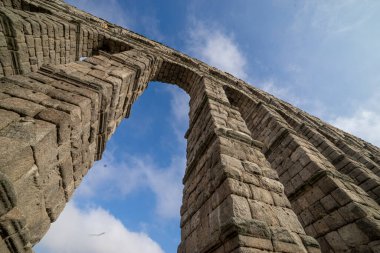 Segovia 'nın Bulutların Altındaki Roma su kemerinin çarpıcı görüntüsü